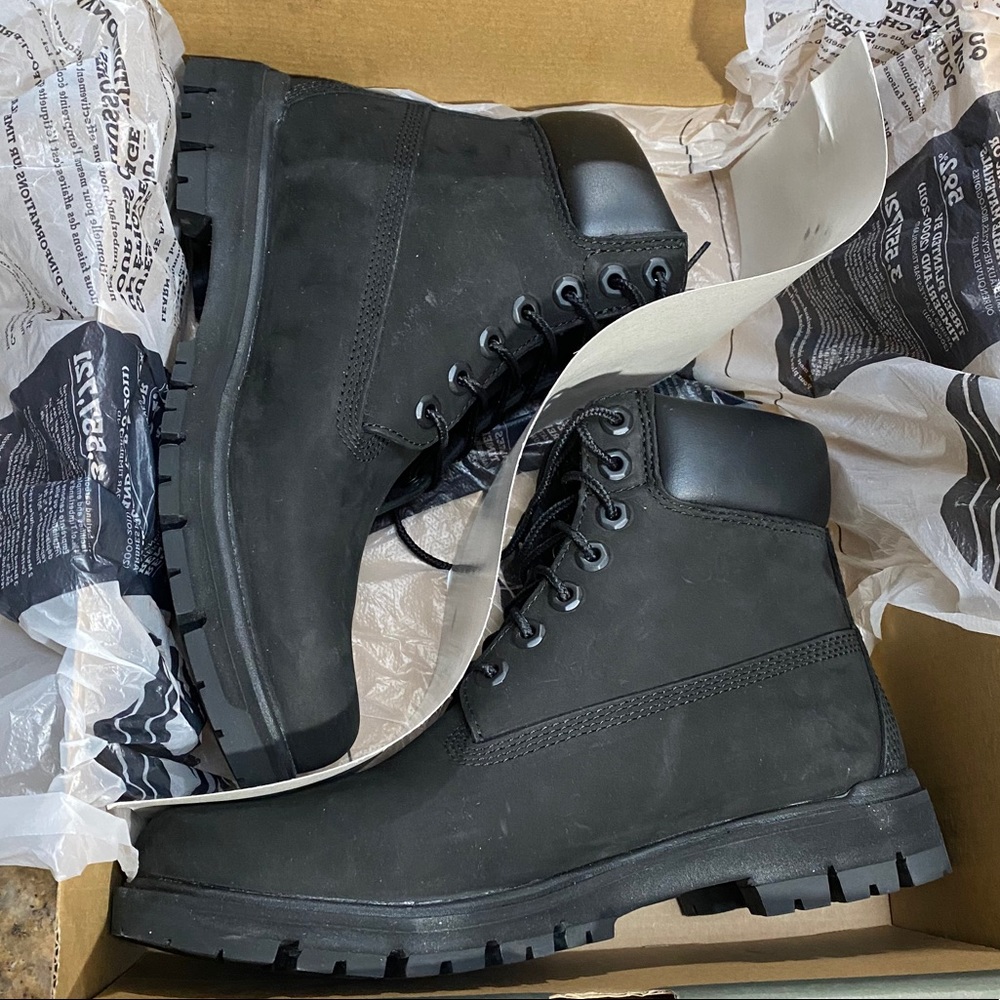 BLACK MENS TIMBERLANDS SIZE 7 (women size 9)